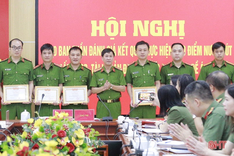 Trao thưởng các tập thể, cá nhân xuất sắc trong thực hiện Đề án 06
