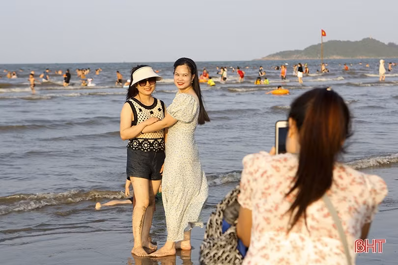 Các bãi biển Hà Tĩnh kín khách du lịch
