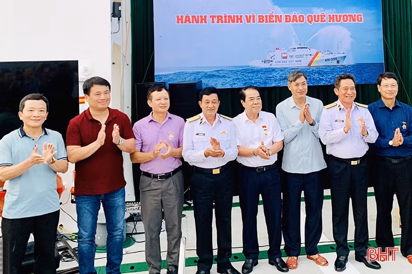 Đoàn công tác Hà Tĩnh thăm quần đảo Trường Sa và Nhà giàn DK1