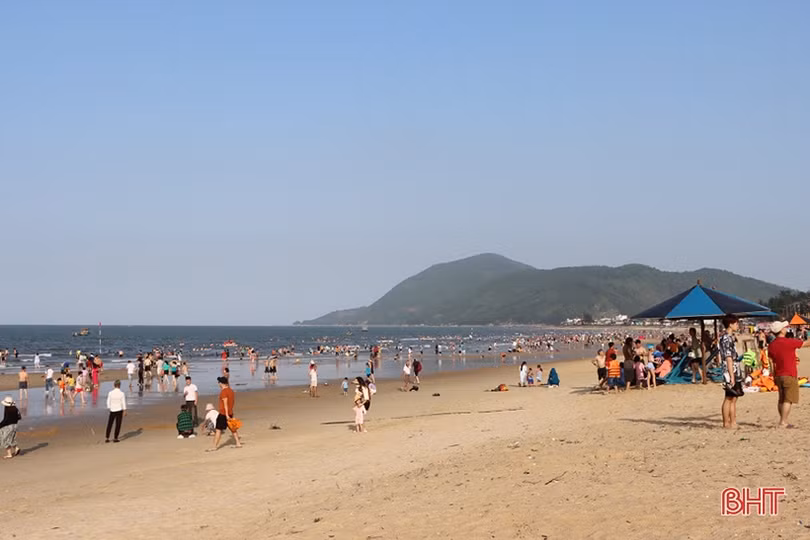 Các bãi biển Hà Tĩnh kín khách du lịch