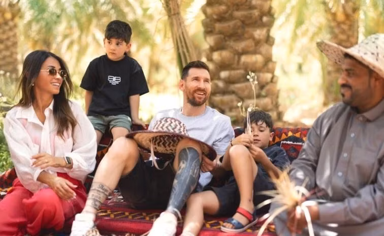 PSG cấm Messi thi đấu