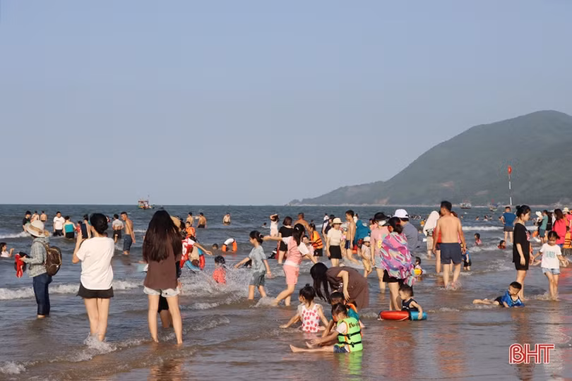 Các bãi biển Hà Tĩnh kín khách du lịch