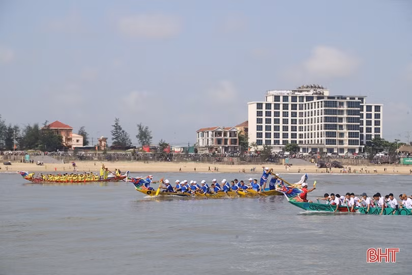 Tranh tài đua thuyền trên biển ở Cẩm Xuyên