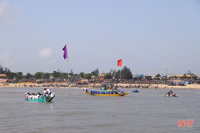 Tranh tài đua thuyền trên biển ở Cẩm Xuyên