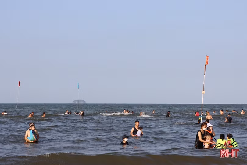 Các bãi biển Hà Tĩnh kín khách du lịch