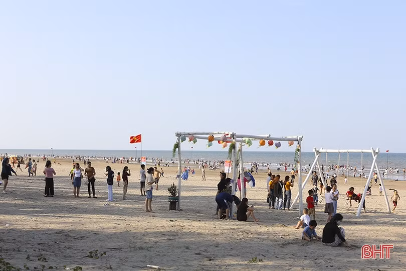 Các bãi biển Hà Tĩnh kín khách du lịch