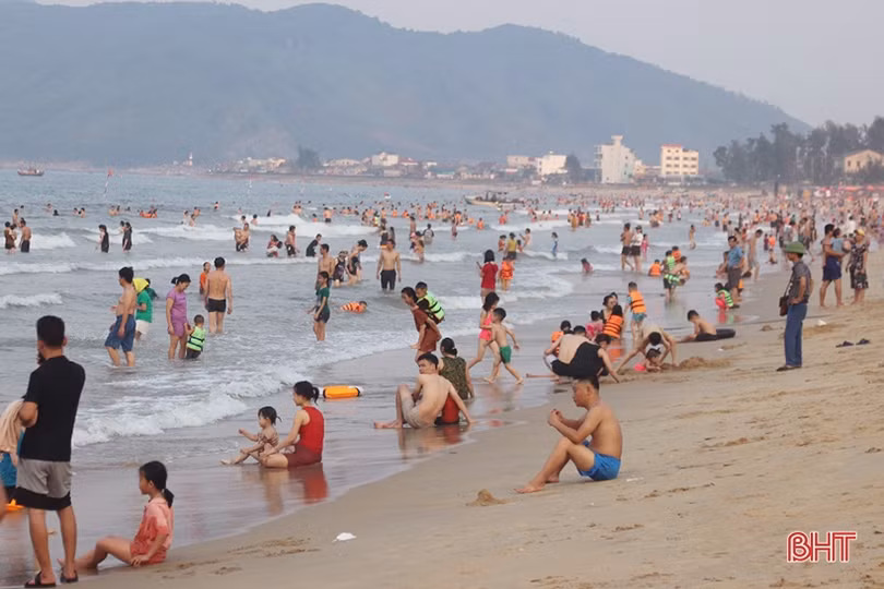 Nắng nóng, cả nghìn du khách đổ về Thiên Cầm tắm biển