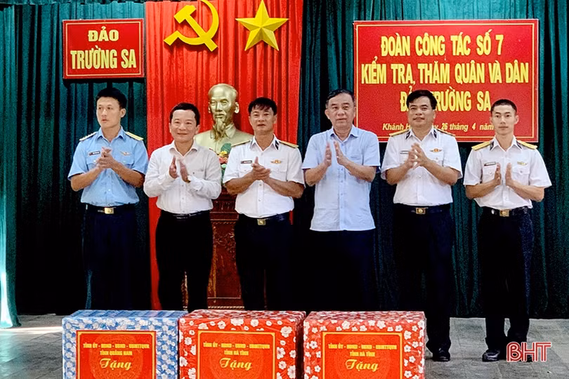 Đoàn công tác Hà Tĩnh thăm quần đảo Trường Sa và Nhà giàn DK1