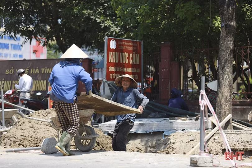 Vất vả chống chọi nắng nóng gay gắt ở đô thị trung tâm Hà Tĩnh