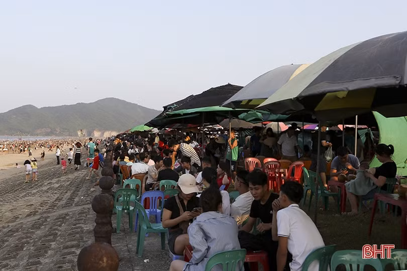 Các bãi biển Hà Tĩnh kín khách du lịch