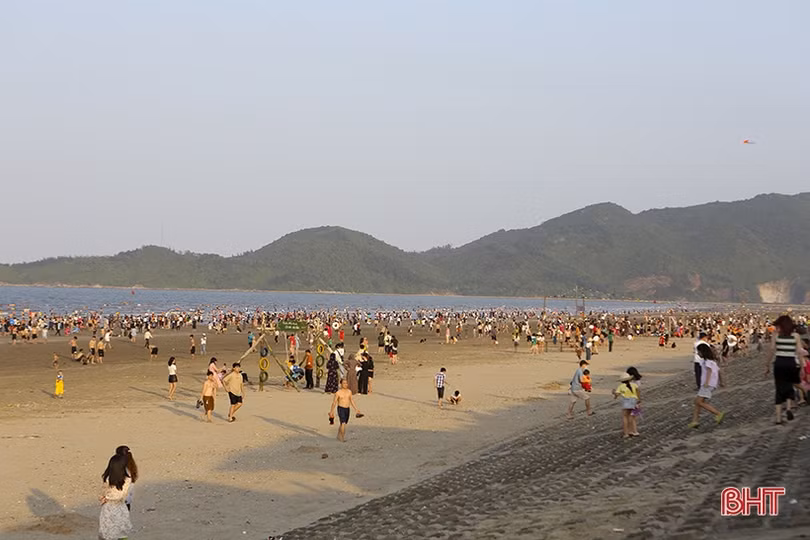 Các bãi biển Hà Tĩnh kín khách du lịch