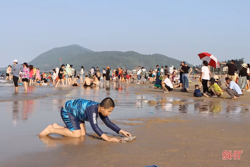 Các bãi biển Hà Tĩnh kín khách du lịch