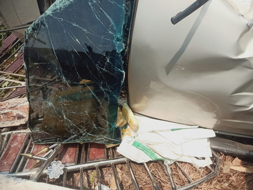 Lái xe bán tải chở hơn 7 triệu viên ma túy tông sập tường rào nhà dân