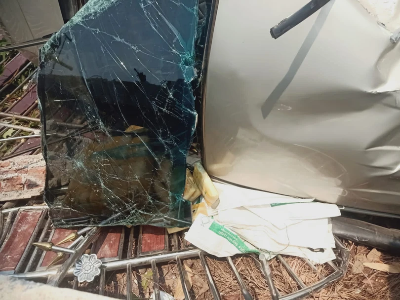 Lái xe bán tải chở hơn 7 triệu viên ma túy tông sập tường rào nhà dân