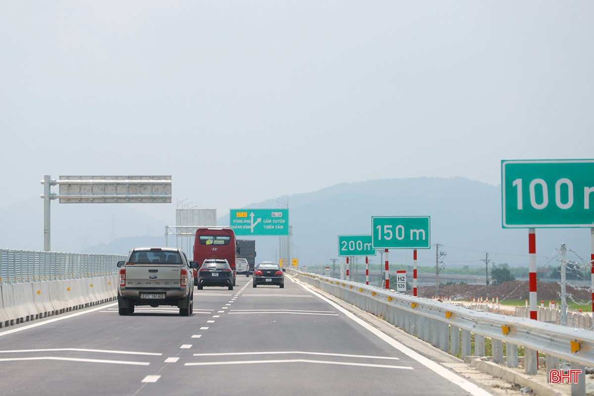 Trên tuyến cao tốc qua Hà Tĩnh đã được lắp đặt hệ thống biển báo để nhắc nhở, hướng dẫn người điều khiển phương tiện về khoảng cách an toàn với xe đi trước. bqbht_br_tai-nan-cao-toc-o-ha-tinh.jpg