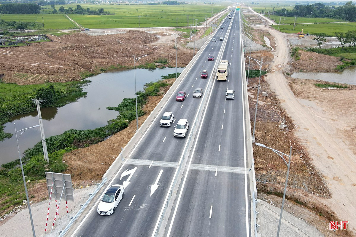 Quá trình lưu thông trên cao tốc qua Hà Tĩnh, khá nhiều tài xế chưa chấp hành tốt việc giữ khoảng cách an toàn với xe đi phía trước. bqbht_br_tai-nan-cao-toc-o-ha-tinh-2.jpg