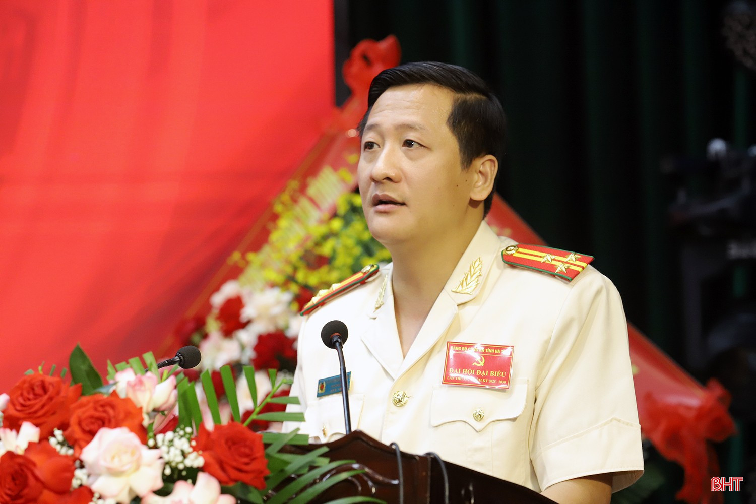 Thượng tá Nguyễn Quốc Hùng - Phó Giám đốc Công an tỉnh trình bày Dự thảo Báo cáo kiểm điểm của Ban Chấp hành Đảng bộ Công an tỉnh nhiệm kỳ 2020 - 2025. bqbht_br_dai-hoi-cong-an-tinh-4.jpg