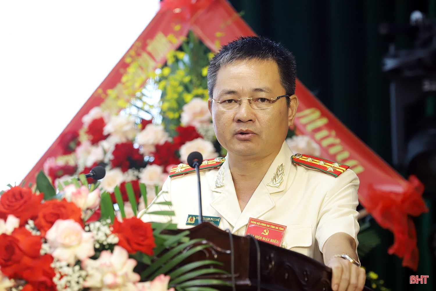 Đại tá Phạm Thanh Phương - Phó Giám đốc Công an tỉnh trình bày Dự thảo Báo cáo chính trị tại đại hội. bqbht_br_dai-hoi-cong-an-tinh-02.jpg