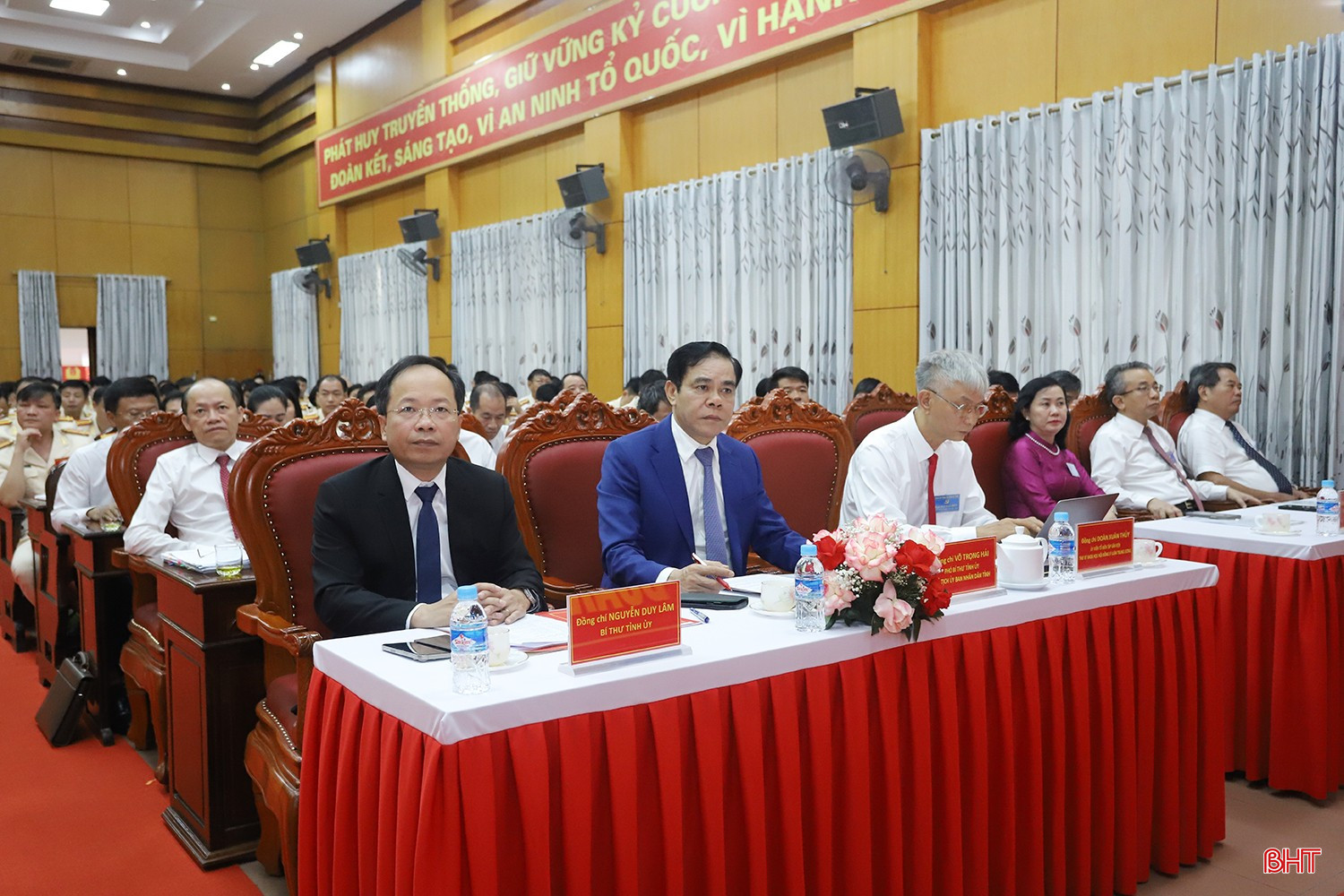Bí thư Tỉnh ủy Nguyễn Duy Lâm, Phó Bí thư Tỉnh ủy - Chủ tịch UBND tỉnh Võ Trọng Hải cùng các đại biểu tham dự đại hội. bqbht_br_dai-hoi-cong-an-tinh-06.jpg