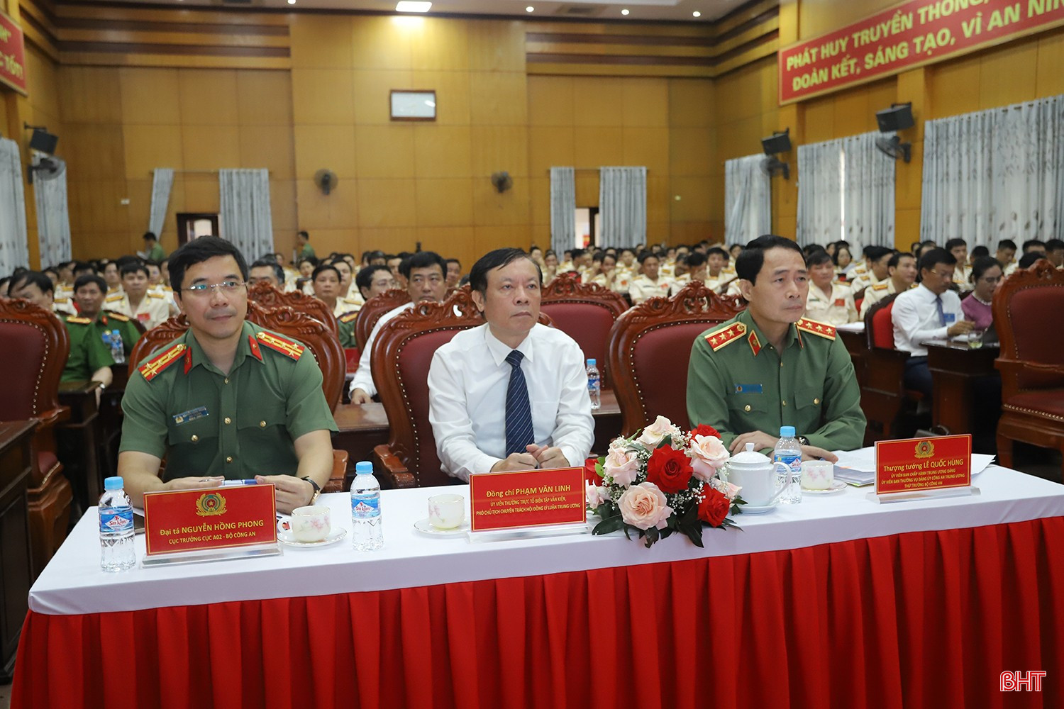 Thượng tướng Lê Quốc Hùng - Thứ trưởng Bộ Công an cùng đại diện các cục tham dự đại hội. bqbht_br_dai-hoi-cong-an-tinh-01.jpg
