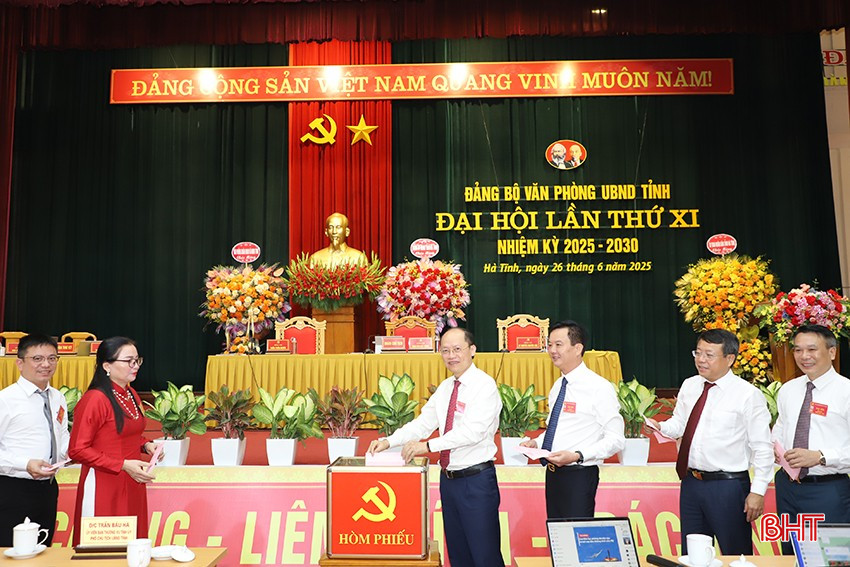 Đại hội tiến hành bỏ phiếu bầu Ban Chấp hành Đảng bộ Văn phòng UBND tỉnh nhiệm kỳ 2025 -2030. bqbht_br_4-8248.jpg