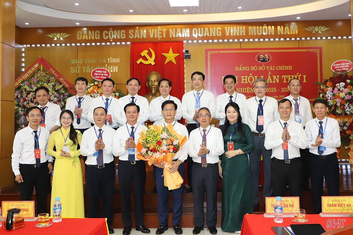 Các đồng chí lãnh đạo tỉnh tặng hoa chúc mừng Ban Chấp hành Đảng bộ Sở Tài chính nhiệm kỳ 2025 - 2030. bqbht_br_8.jpg