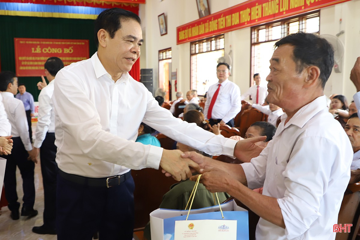 ... và Chủ tịch UBND tỉnh Võ Trọng Hải trao quà của Phó Chủ tịch Quốc hội cho người có công, hộ khó khăn. bqbht_br_3.jpg