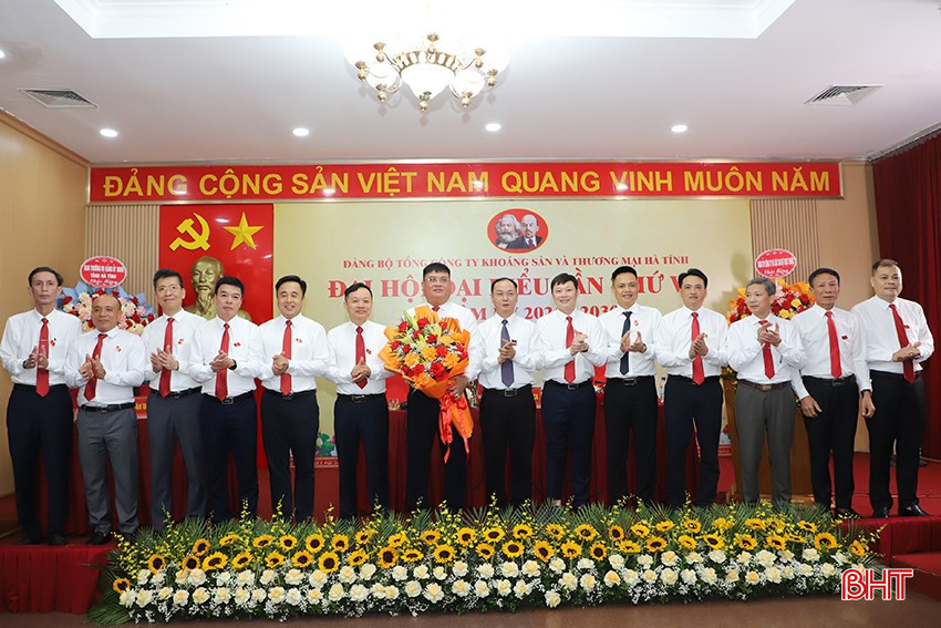 Lãnh đạo Đảng ủy UBND tỉnh tặng hoa chúc mừng Ban Chấp hành Đảng bộ Mitraco Hà Tĩnh nhiệm kỳ 2025 - 2030. bqbht_br_8.jpg