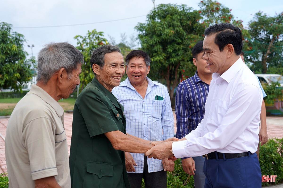 Chủ tịch UBND tỉnh Võ Trọng Hải trò chuyện cùng người dân khi đi kiểm tra xây dựng NTM tại huyện Nghi Xuân. 4-8647.jpg
