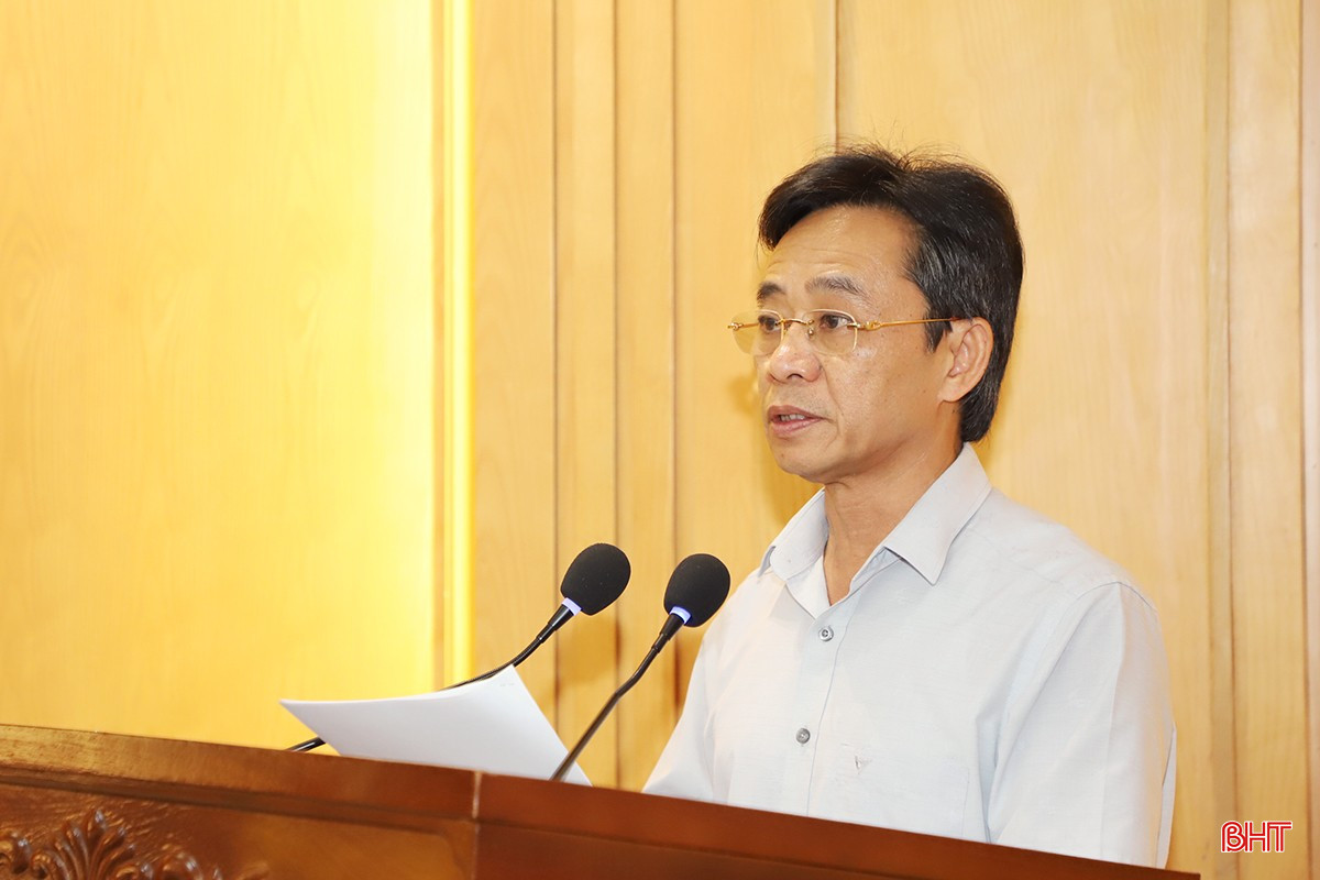 Phó Bí thư Thường trực Tỉnh ủy Trần Thế Dũng trình bày dự thảo báo cáo tổng kết công tác nhân sự nhiệm kỳ 2020 - 2025. bqbht_br_01.jpg
