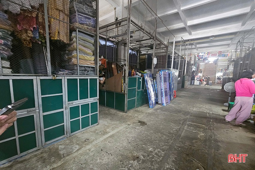 Nhiều quầy hàng kinh doanh tại tầng 1 đình chợ TP Hà Tĩnh "cửa đóng then cài". bqbht_br_1.jpg