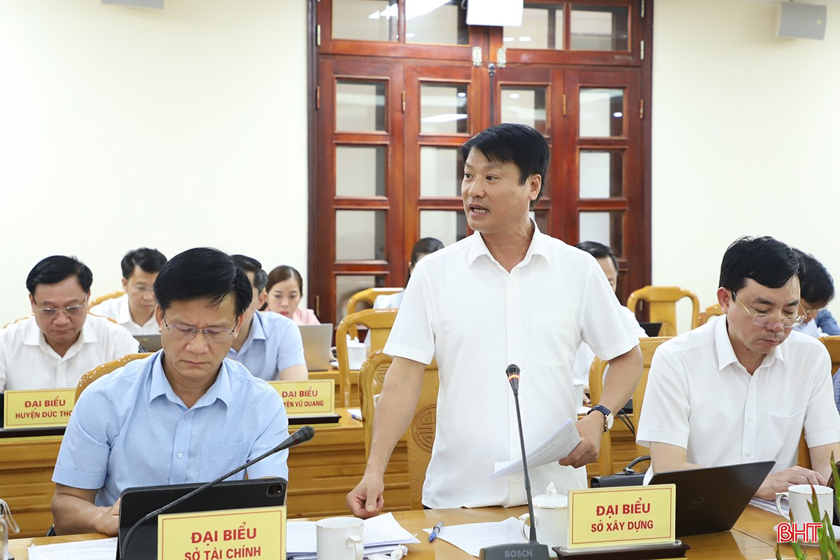 Giám đốc Sở Xây dựng Trần Quang Tuấn báo cáo tiến độ các nội dung thuộc lĩnh vực được giao chuẩn bị để trình Kỳ họp HĐND tỉnh giữa năm. bqbht_br_1.jpg