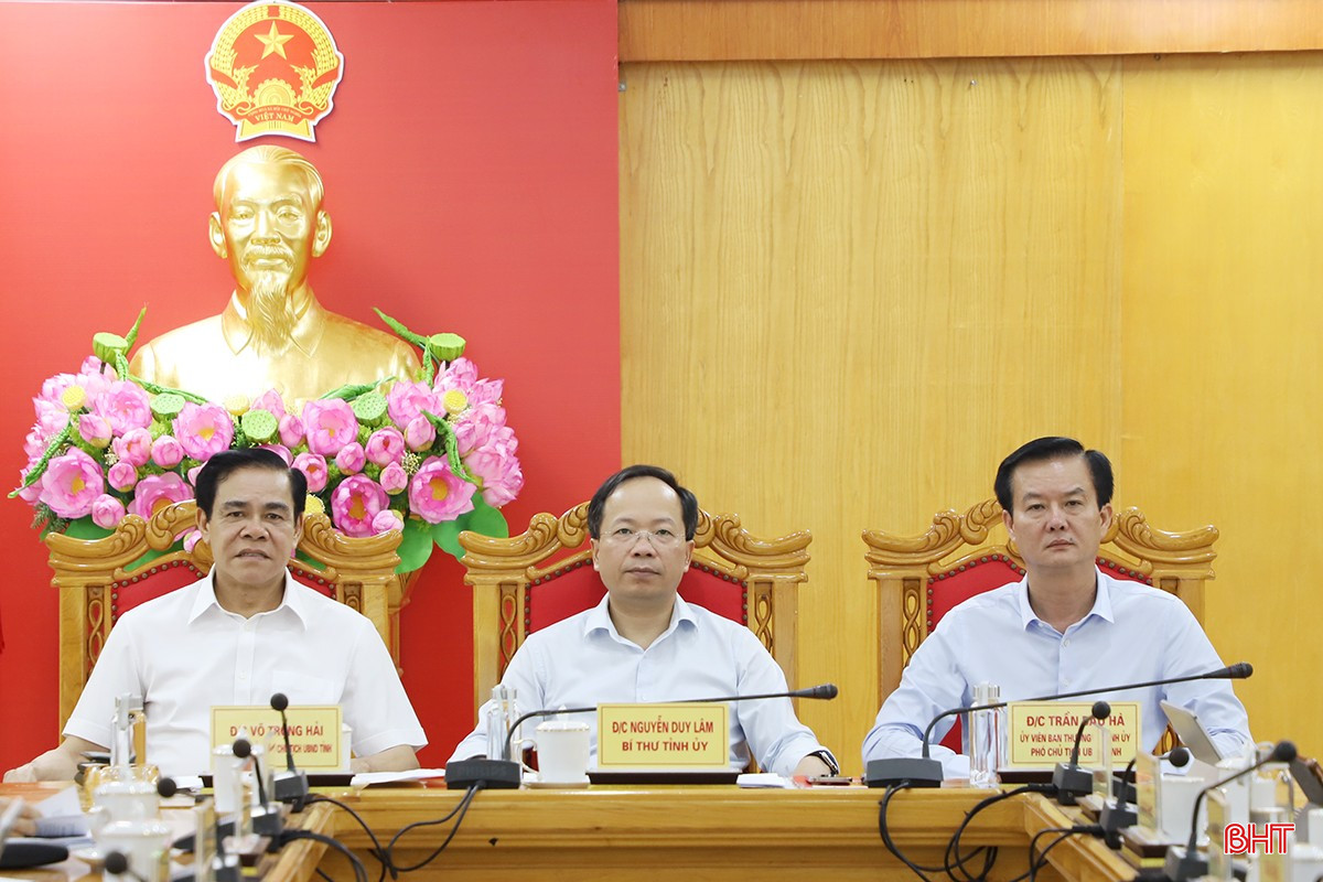 Các đồng chí chủ trì tại điểm cầu Hà Tĩnh. bqbht_br_2-4143.jpg