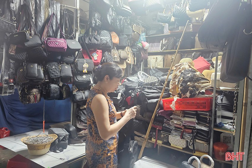 Được các lực lượng giải thích về các quy định, một số tiểu thương đã mở quầy trở lại trong thời gian ngắn sau đó. bqbht_br_7.jpg