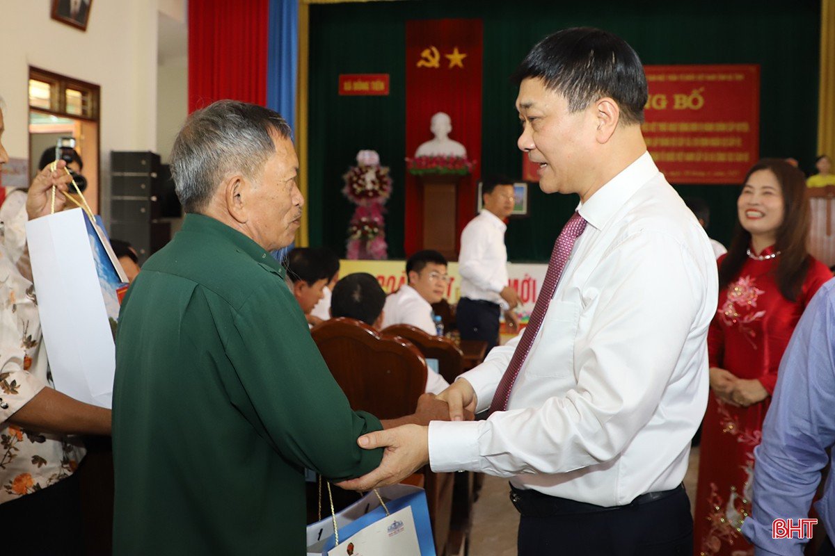 Phó Chủ tịch Quốc hội Vũ Hồng Thanh trao quà cho gia đình chính sách, người có công và hộ gặp hoàn cảnh khó khăn. bqbht_br_8.jpg