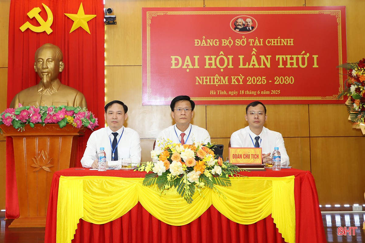Đoàn Chủ tịch điều hành đại hội. bqbht_br_0.jpg