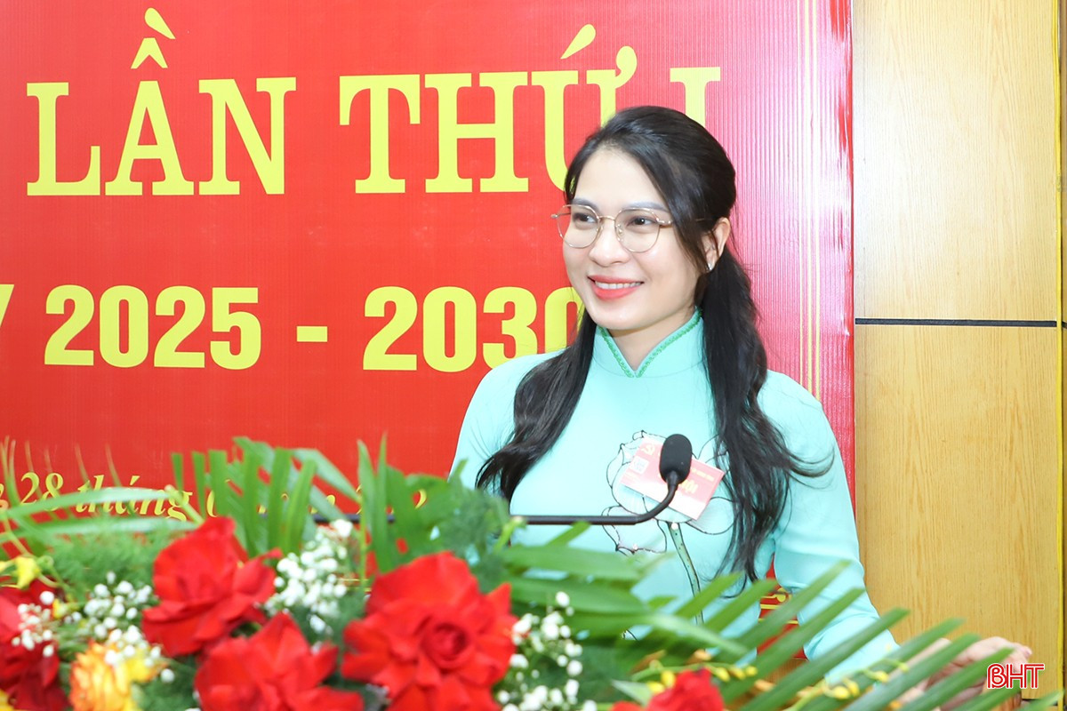 Đảng viên Dương Thị Thu Trang trình bày tham luận với chủ đề: Xây dựng "Chi bộ 4 tốt", đổi mới phương thức lãnh đạo của chi bộ nhằm nâng cao năng lực tham mưu, bản lĩnh chính trị của cán bộ, đảng viên, đáp ứng yêu cầu nhiệm vụ trong thời kỳ mới. bqbht_br_2.jpg