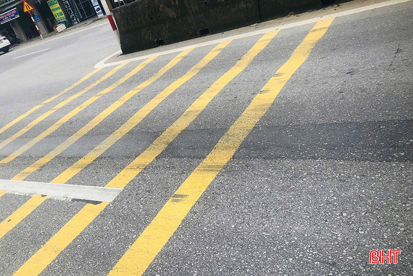 Những vệt nước đen trên mặt đường bốc mùi hôi sau khi xe chở động vật, xe chở hàng đông lạnh đi qua. bqbht_br_z6660985218314-96be9032b60fe4081cf5966ba006d647.jpg