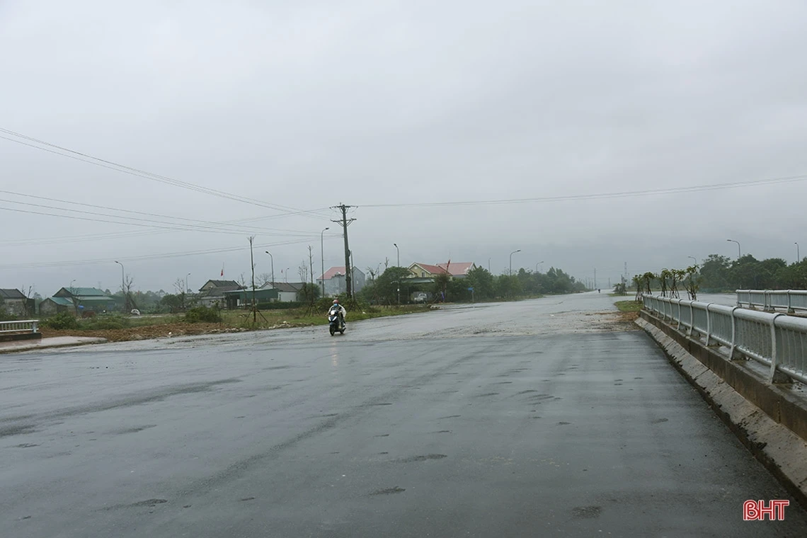 Chủ tịch UBND tỉnh kiểm tra khu tái định cư xã Kỳ Lợi và tặng quà gia đình chính sách