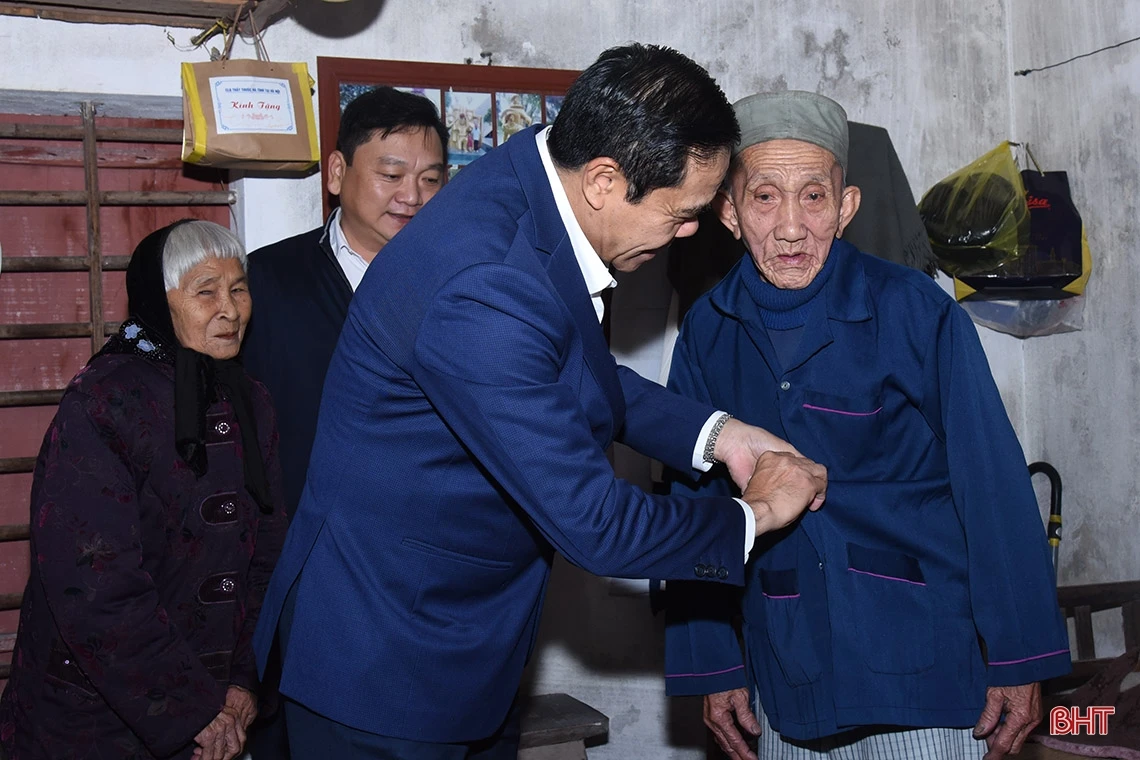 Chủ tịch UBND tỉnh kiểm tra khu tái định cư xã Kỳ Lợi và tặng quà gia đình chính sách