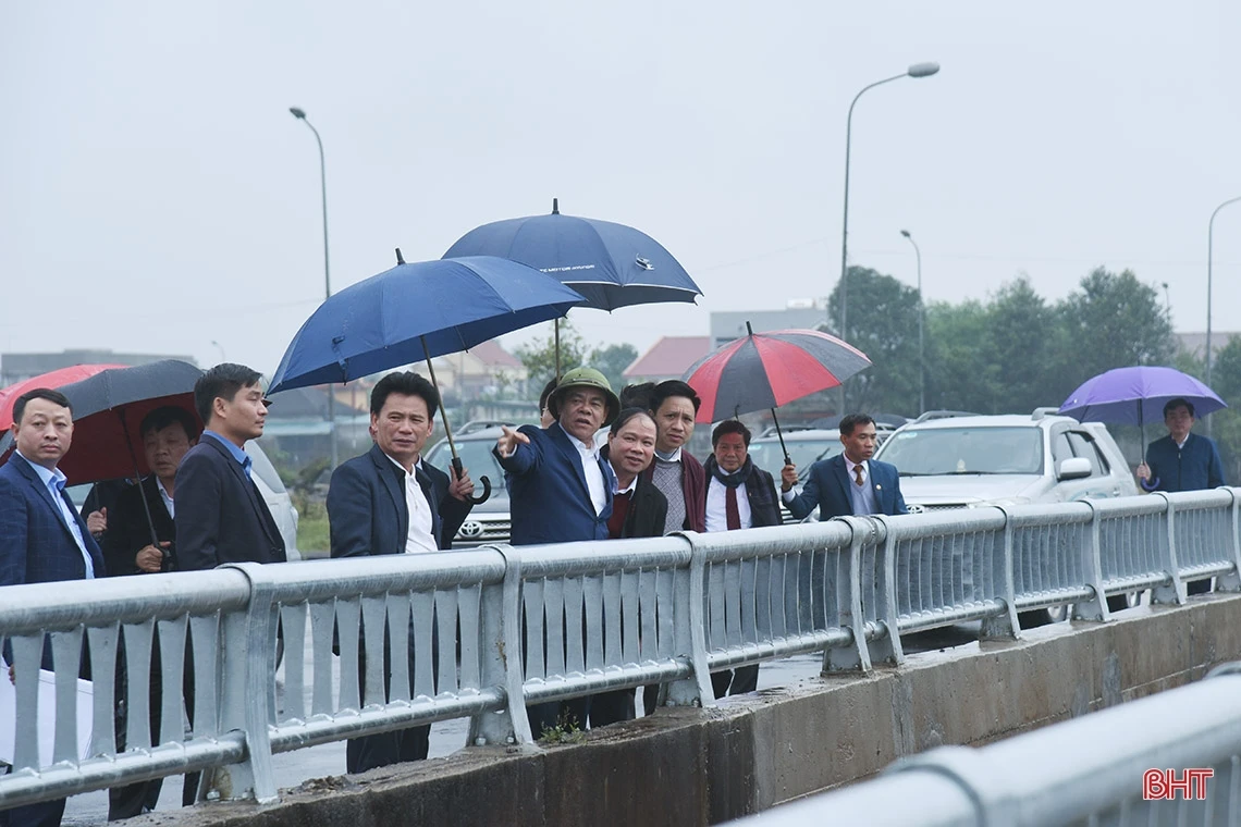 Chủ tịch UBND tỉnh kiểm tra khu tái định cư xã Kỳ Lợi và tặng quà gia đình chính sách