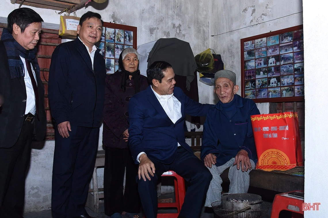 Chủ tịch UBND tỉnh kiểm tra khu tái định cư xã Kỳ Lợi và tặng quà gia đình chính sách