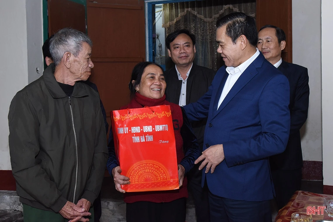 Chủ tịch UBND tỉnh kiểm tra khu tái định cư xã Kỳ Lợi và tặng quà gia đình chính sách