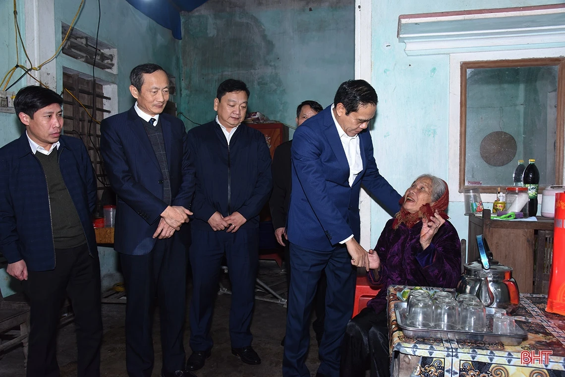 Chủ tịch UBND tỉnh kiểm tra khu tái định cư xã Kỳ Lợi và tặng quà gia đình chính sách