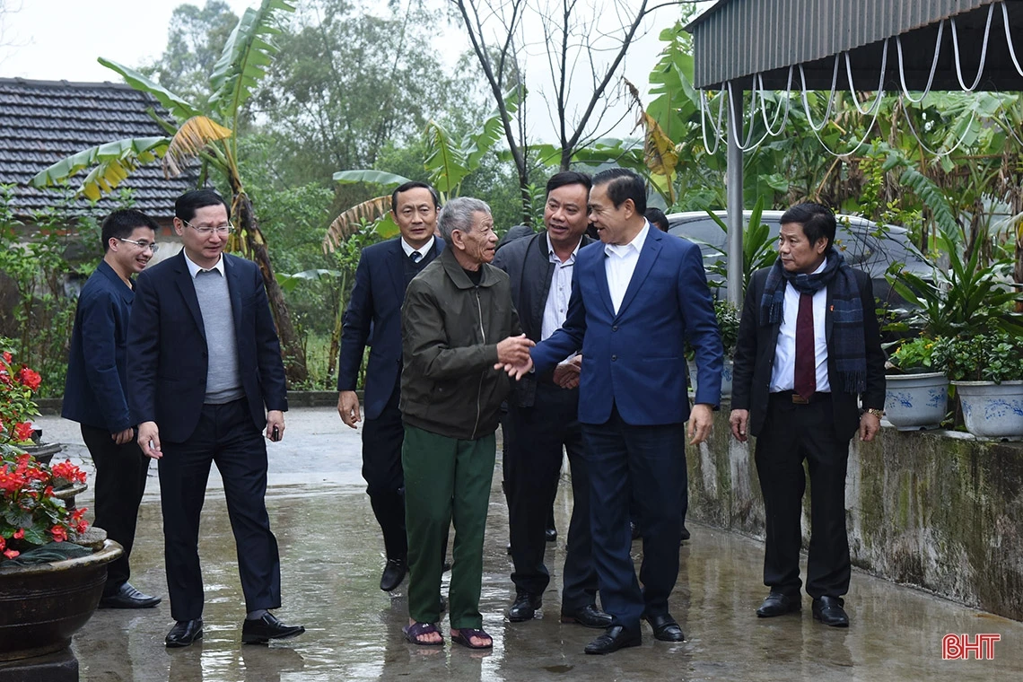 Chủ tịch UBND tỉnh kiểm tra khu tái định cư xã Kỳ Lợi và tặng quà gia đình chính sách