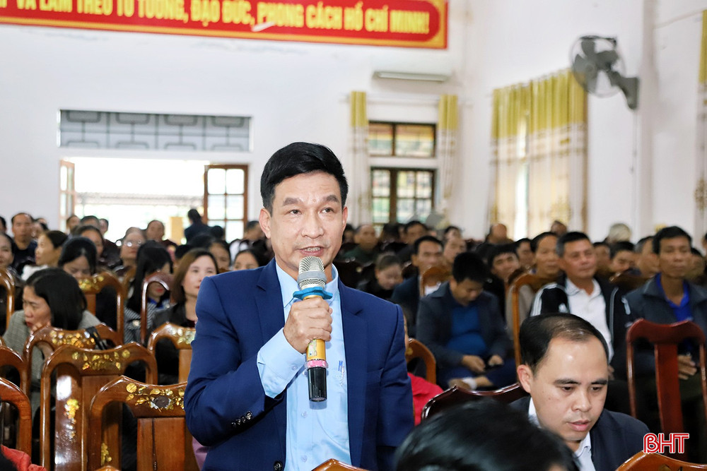 Cử tri Phan Đăng Đức (Phó Chủ tịch HĐND xã Đức Thịnh) trao đổi các nguyện vọng với người ứng cử.