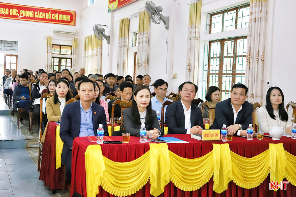 Trưởng ban Tuyên giáo và Dân vận Tỉnh ủy Hà Văn Hùng và các ứng cử viên tham gia ứng cử đại biểu HĐND tỉnh khóa XIX tại đơn vị bầu cử số 9.