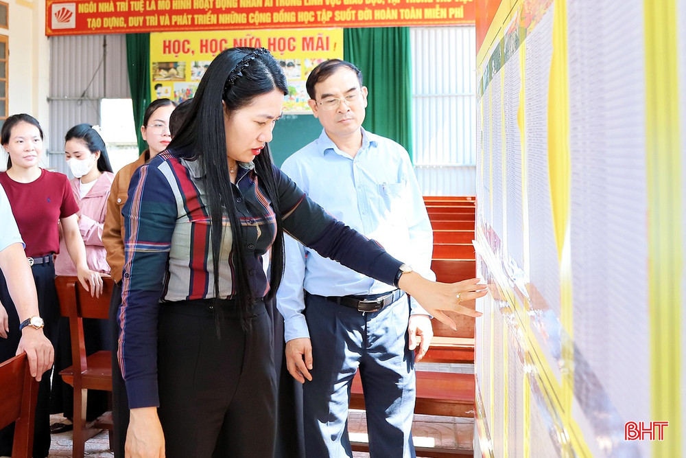 Đoàn kiểm tra khu vực bỏ phiếu thuộc TDP Long Sơn (phường Vũng Áng). Theo báo cáo, đến nay, phường Vũng Áng đã niêm yết danh sách cử tri tại 16 khu vực bỏ phiếu. Tổng số cử tri rà soát đến thời điểm niêm yết trên toàn phường là 14.621, phân chia cho 16 khu vực bỏ phiếu. Các điều kiện bầu cử được thực hiện nghiêm túc, đúng tiến độ, đúng quy định.