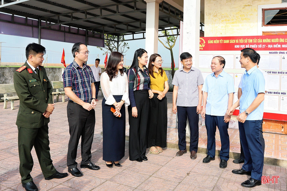 Tại phường Sông Trí, Phó Chủ tịch HĐND tỉnh Nguyễn Thị Việt Hà và đoàn công tác đã đến kiểm tra các khu vực bỏ phiếu thuộc TDP Hải Thanh, TDP 1 Hải Phong, TDP 2 Hải Phong.