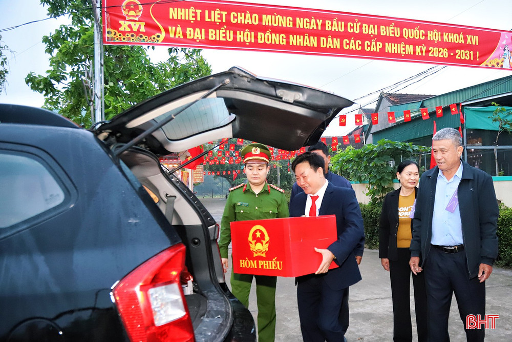 Khu vực Bãi Đình, thôn Trung Thành (xã Đức Quang) cách khu vực bỏ phiếu số 8 đặt tại nhà văn hoá thôn Vĩnh Phúc, xã Đức Quang rất xa, phải đi đường vòng lên tới hơn 45km, đường di chuyển khó khăn. Tại đây có 26 hộ dân sinh sống với 48 cử tri, do đó, từ tờ mờ sáng, các thành viên tổ bầu cử đã kiểm tra, chuẩn bị và đưa hòm phiếu phụ đến khu vực này để phục vụ cử tri thực hiện quyền bầu cử.